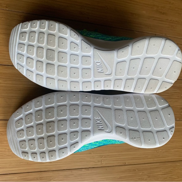 Nike Women’s Roshe One Flyknit Size 8 - Picture 4 of 7